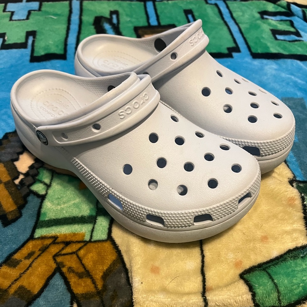 BABY BLUE W10 PLATFORM CROCS